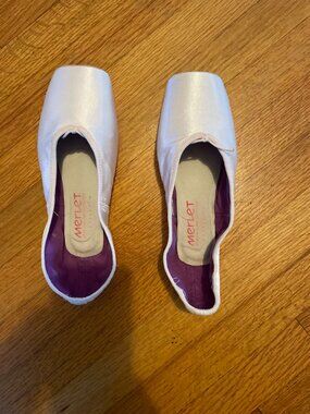 Merlet Diva Pointe Shoes- Worn once 22D STM